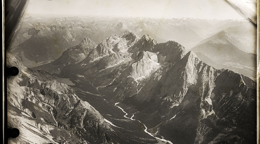 Wettersteingebirge, Schwarz-Weiß Luftbildschrägaufnahme aus den 1930er Jahren